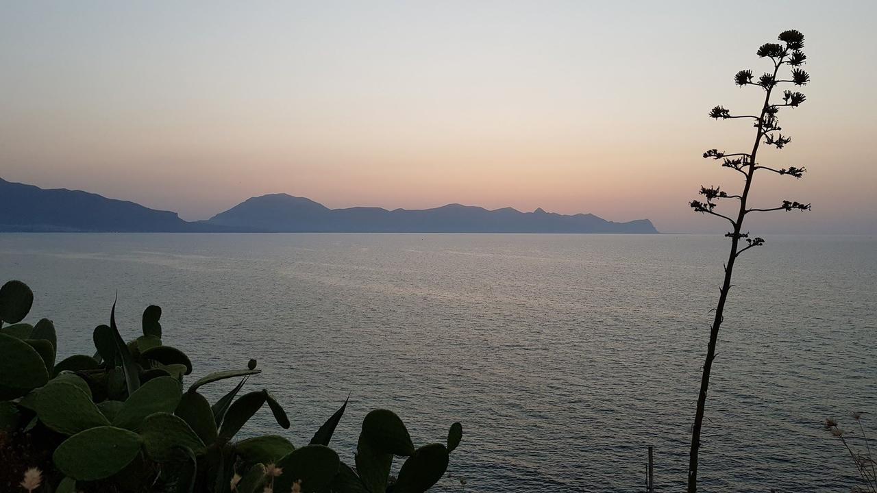 Stanze Del Mare Bed & Breakfast Balestrate Exterior photo